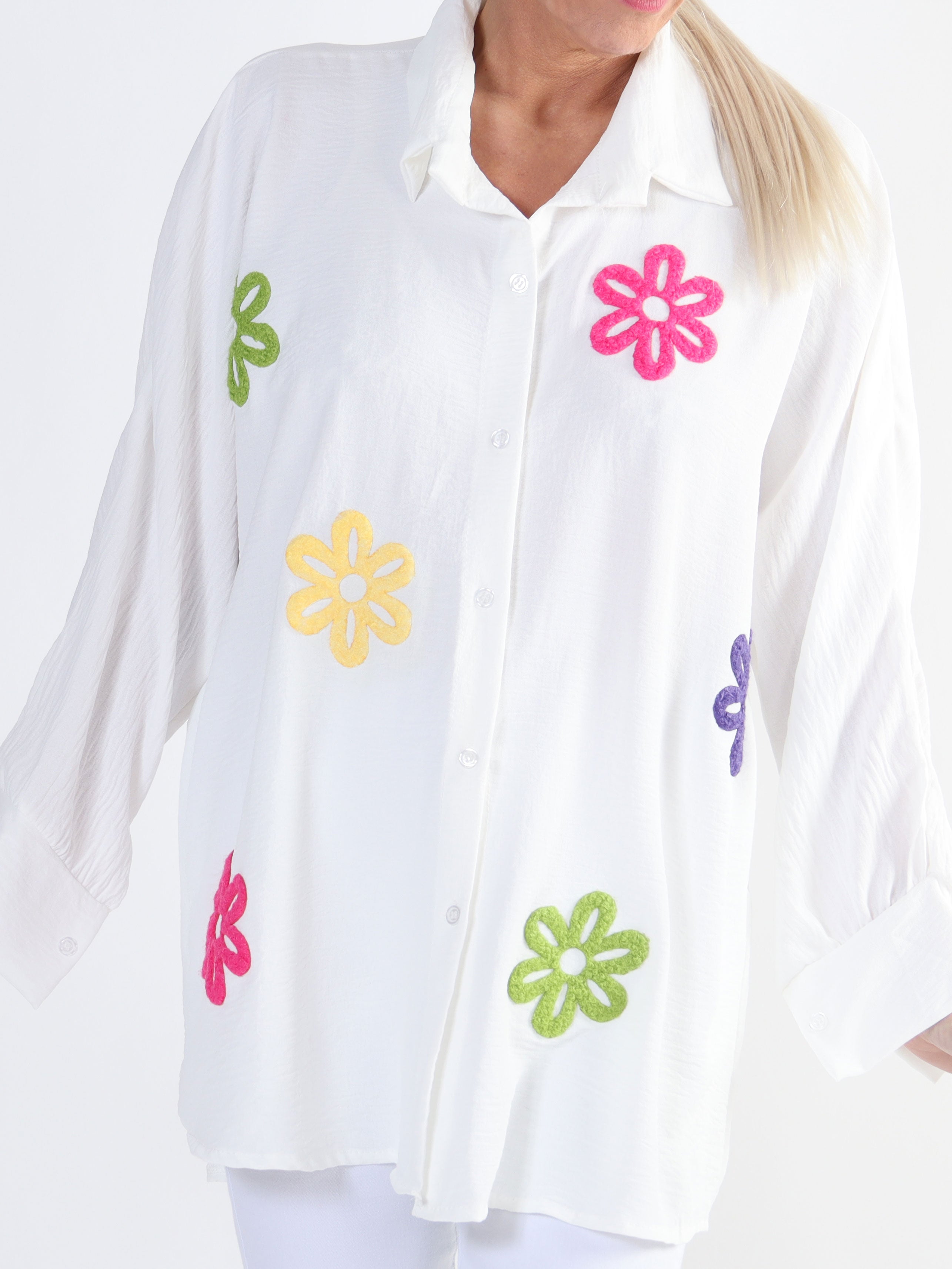 Katrin - Plus size skjorte med fine farvet blomster foran